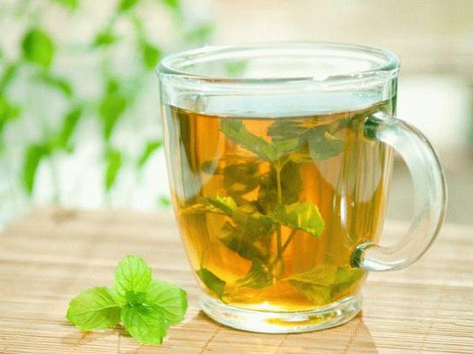 Koktejly a dezerty zdobí lístky máty Koktejly a dezerty zdobí lístky máty