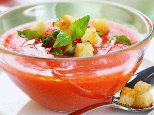 Gazpacho - letní verze prvního kurzu: španělská studená zeleninová polévka, často na bázi rajčat Gazpacho - letní verze prvního kurzu: španělská studená zeleninová polévka, často na bázi rajčat