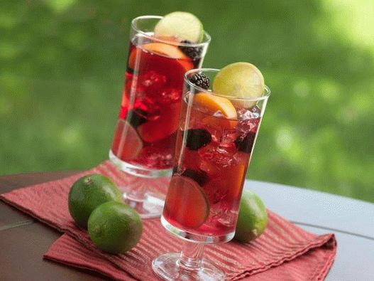 Sangria je snadný a účinný způsob, jak používat ovoce ve formě nápoje. Sangria je snadný a účinný způsob, jak používat ovoce ve formě nápoje.