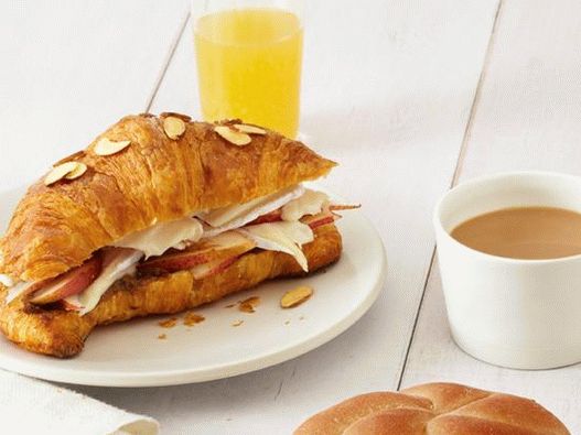 5. Croissant s hruškou a brie.