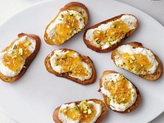 12. Crostini s ricottou a pistácie.