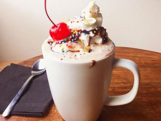 Zmrzlina s ořechy a šlehačkou