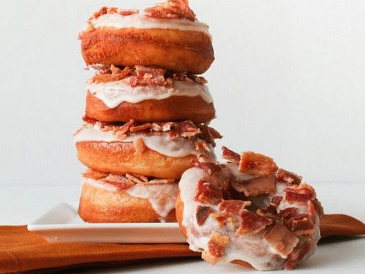 Fotografie z misky - koblihy se slaninou a javorovým sirupem