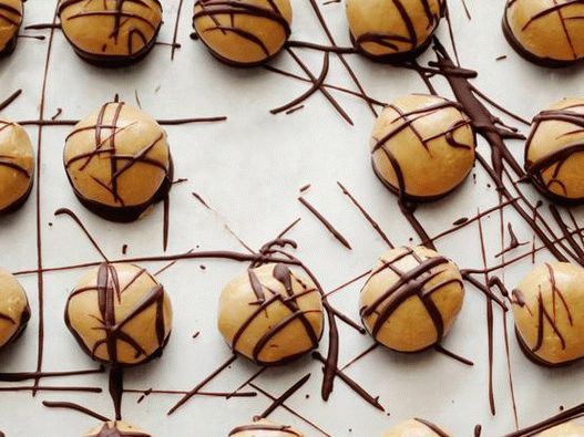 Fotka z čokoládových arašídových sladkostí