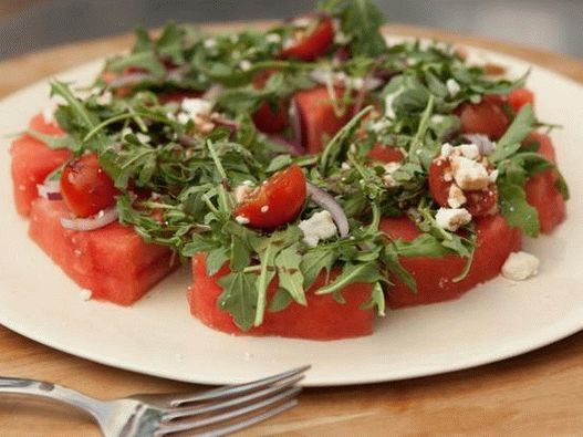 Photo Meloun plátky s cherry rajčaty, feta a rukolou