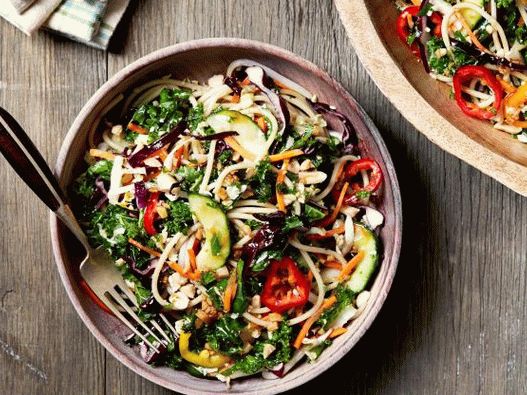 Foto asijský salát se špagetami