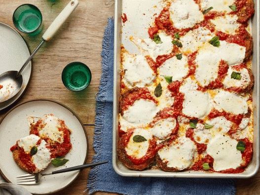 Fotografie z obalovaného lilku pečeného v rajčatové omáčce