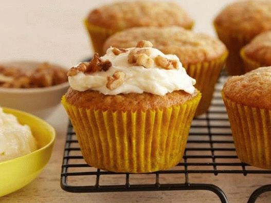 Fotka z banánových muffinů s glazurou na sýrový krém