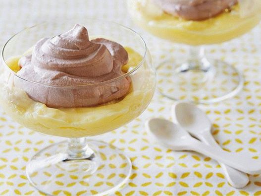 Fotka z banánového pudinku s čokoládovou šlehačkou