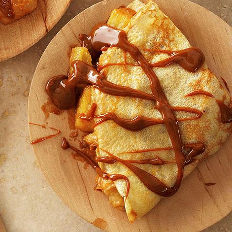 Foto banánový tvarohový koláč z palačinek s kondenzovaným mlékem