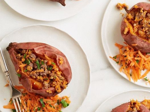 Fotografie ze sladkých brambor plněné hovězím masem a zeleninou