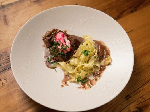 Fotografie z hovězího stroganoff se zakysanou smetanou a řepou