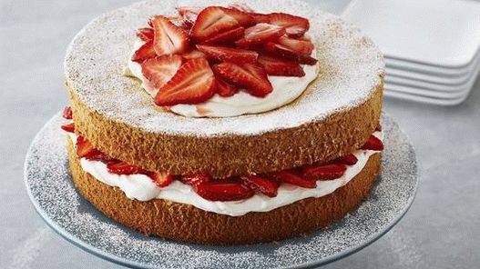 Foto piškotový dort s jahodami a smetanou