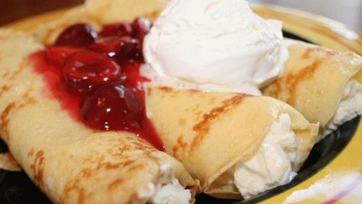 Foto palačinky s mascarpone, čokoládou a cherry omáčkou