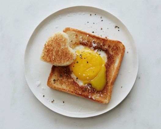 Smažené vejce srdce s krutony Smažené vejce srdce s krutony