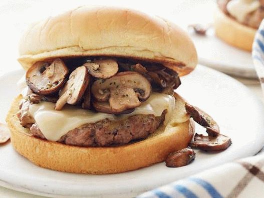 Foto burger s hovězí patty v hořčičné polevě s houbami