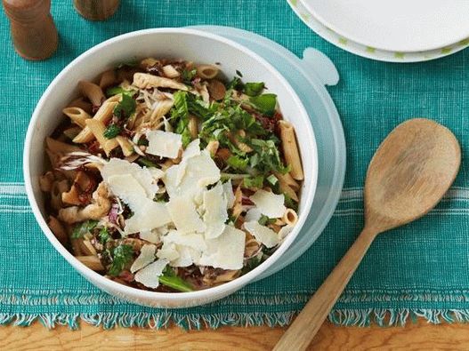 Foto celozrnné těstoviny s kuřecím masem a bylinkami