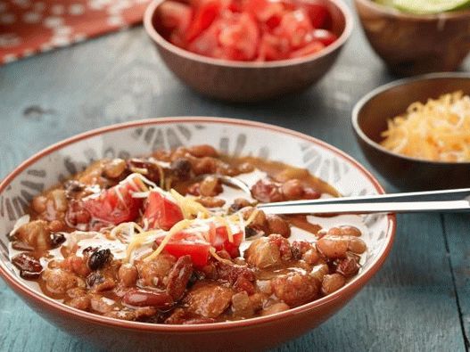 Fotografie z chili con carne s kuřecím masem a uzeným pepřem z chipotle