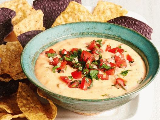 Fotografie z chili con queso - mexická sýrová omáčka