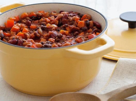 Fotografie z Chile s mletým hovězím masem a třemi druhy fazolí