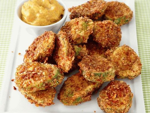 Foto okurky s hořčičnou omáčkou