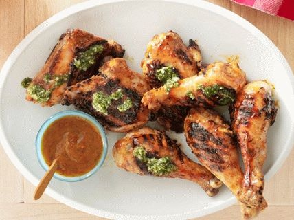 Fotografie z kuřete BBQ s chipotle pepřem, mangem a chimichurri omáčkou