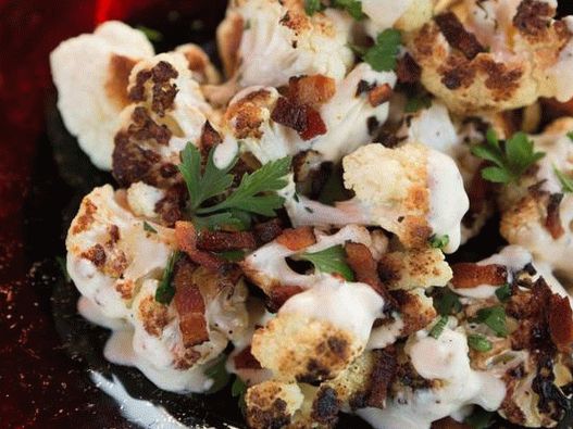 Photo Grilovaný květák s omáčkou z brie a slaniny