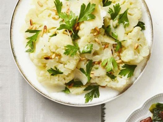 Foto dušená květák s piniovými oříšky