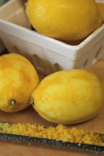 Zmáčkněte citronovou šťávu do směsi a přidejte chuť