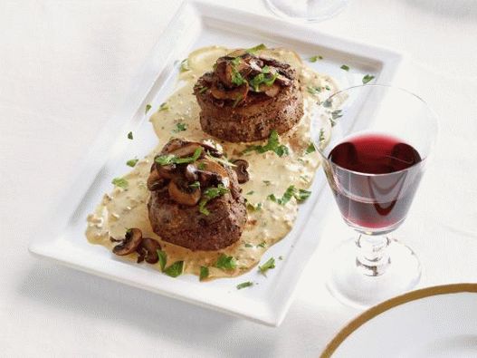 Foto filet mignon s hořčicí a žampiony