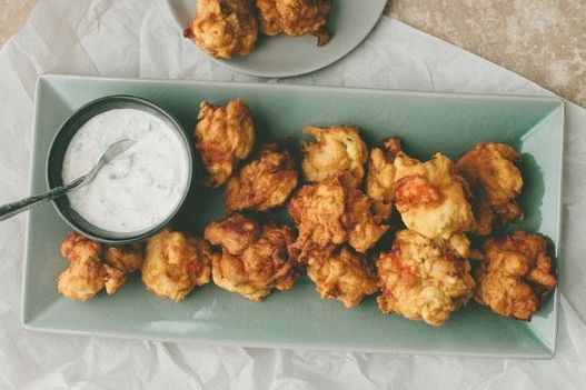 Fotka z krevetek Fritters s okurkovou omáčkou