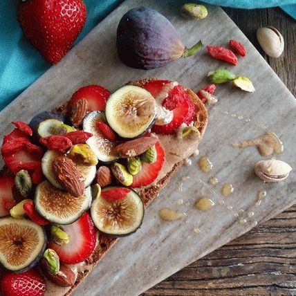 Photo Ovocný salát se sladkým jogurtovým dresinkem pro polevu na toastech