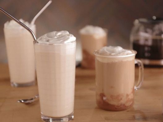 Photo Hot lískových oříšků s čokoládovým karamelovým sirupem