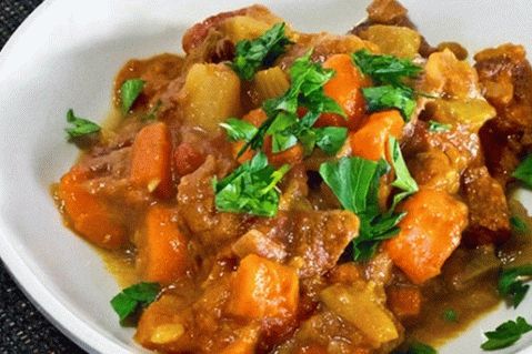 Hovězí maso dušené zeleninou a žampiony