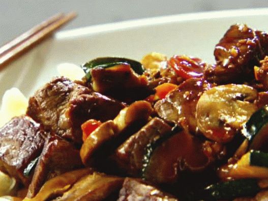 Fotografie z hovězího hibachi s nudlemi a zeleninou