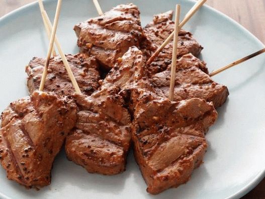 Fotografie z hovězího masa na špízech v česnekové hořčičné glazuře na grilu