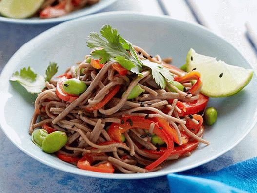 Photo Pohankové nudle s thajskou arašídovou omáčkou