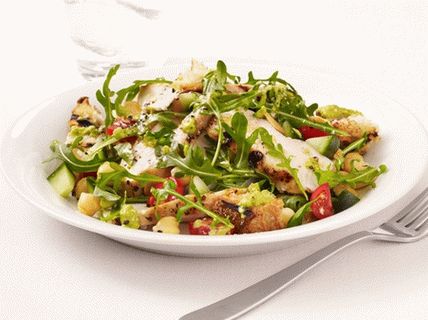 Photo Grilovaný salát s kuřecím masem, rukolou a dresinkem z gazpacha