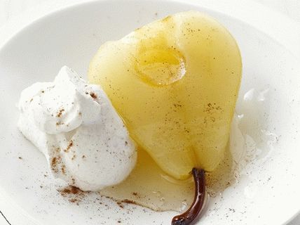 Foto hrušky v skořicovém sirupu se smetanou