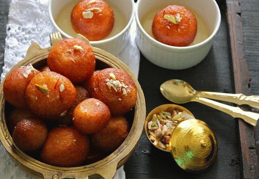 Photo Gulab jamun - smažené mléčné koule v růžovém sirupu