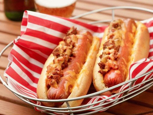 Photo Hot Dogs with Chili and Cheese