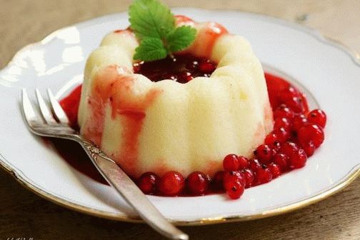 Fotka z indické krupice z krupice s červenou rybízovou omáčkou