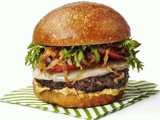 Fotografie italských hamburgerů s pečenými rajčaty a karamelizovanou cibulkou