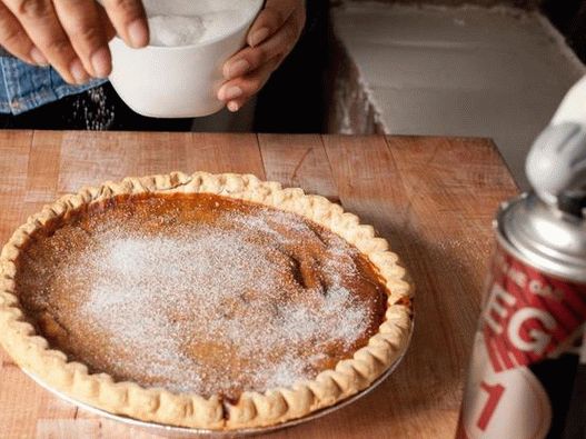 Posypeme dort cukrem