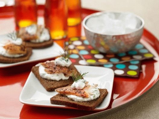 Photo Canapes s uzeným pstruhem a zakysanou smetanou s bylinkami pro dva