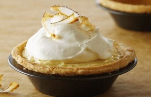 Fotka z koláčků s kokosovým krémem a šlehačkou