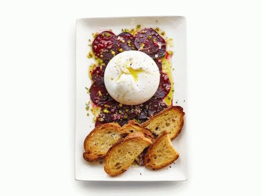 Fotografie z červené řepy carpaccio se sýrem burrata