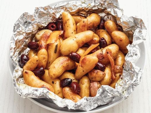 Foto brambory a grilované olivy ve fólii