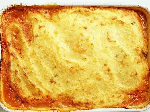 Foto kastrol plněný horkou chilli a kukuřičnou krustou