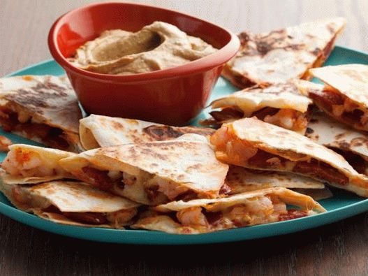 Fotka z Quesadilla s krevetami, chorizo   a guacamole omáčkou